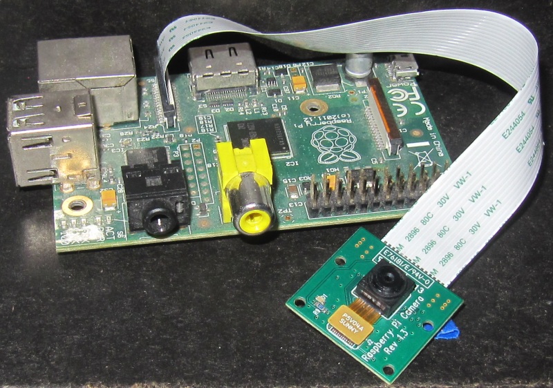 Un Raspberry Pi modèle B avec un module camera.