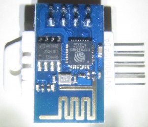 un esp8266 posé sur un DHT22 pour une comparaison de taille