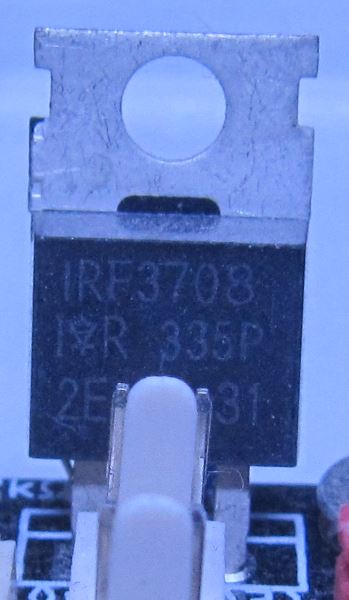 un MOSFET IRF3708 utilisé dans un montage pour une rampe à led intelligente.